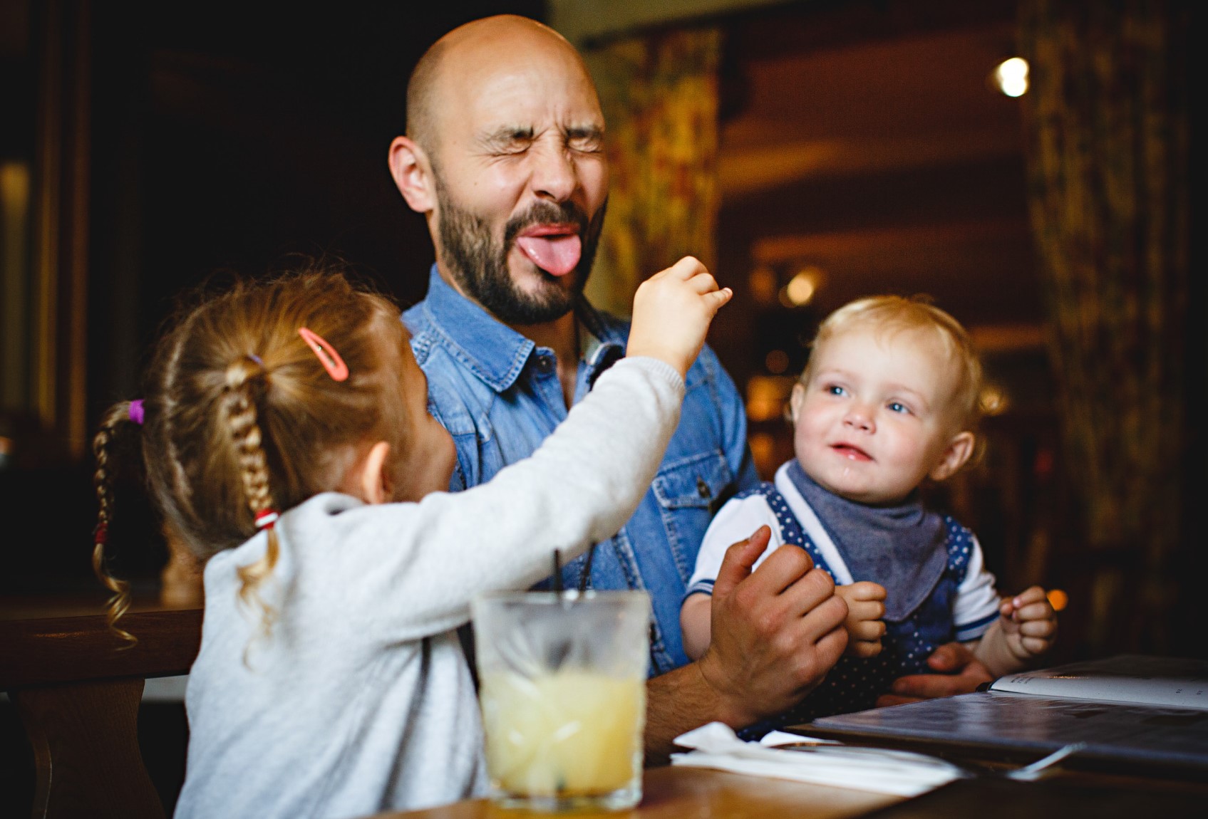 children_in_the_pub.jpg